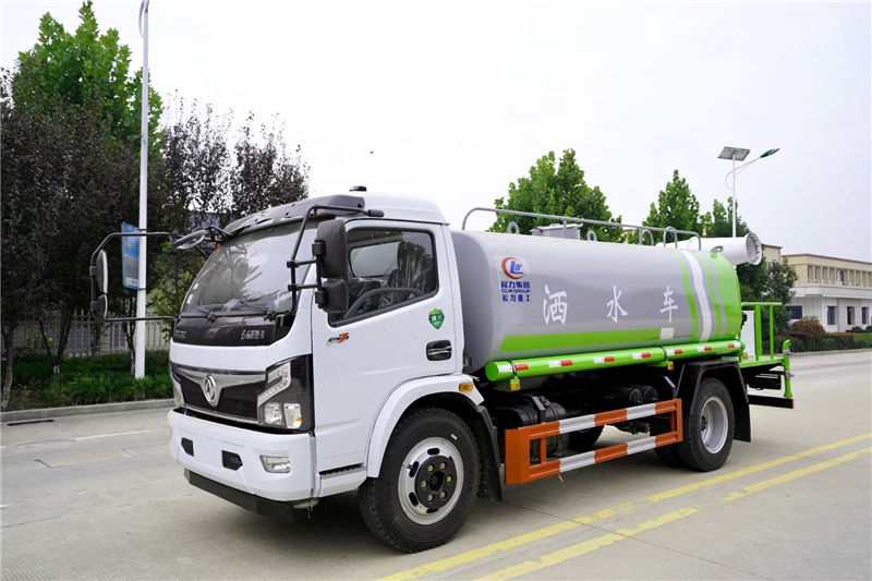 湖南長(zhǎng)沙的馬總在我們公司定購(gòu)了一輛國(guó)六東風(fēng)福瑞卡9方灑水車(chē)